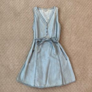 Blue sleeveless dress with tie